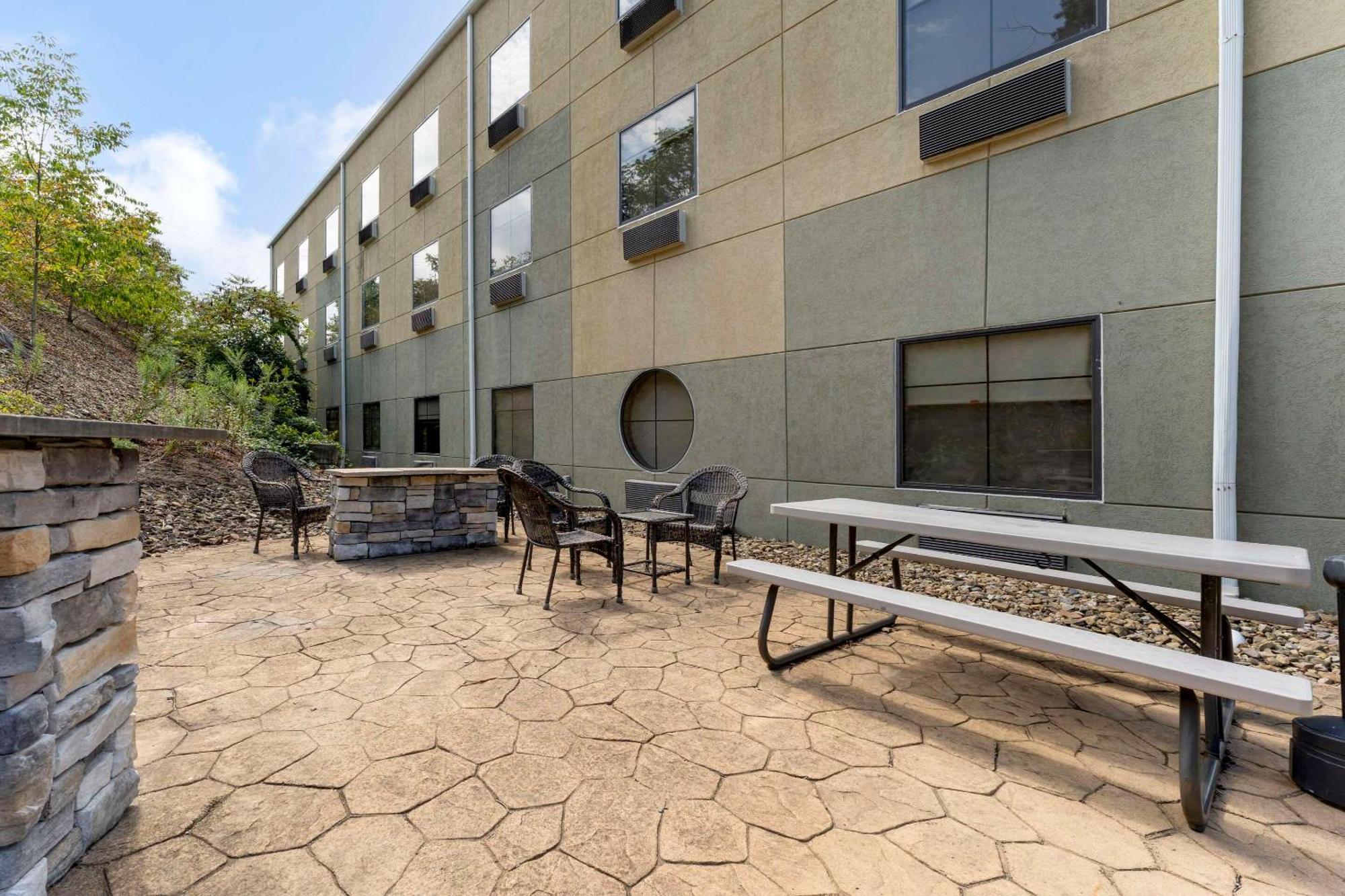 Comfort Suites Monaca Exterior photo