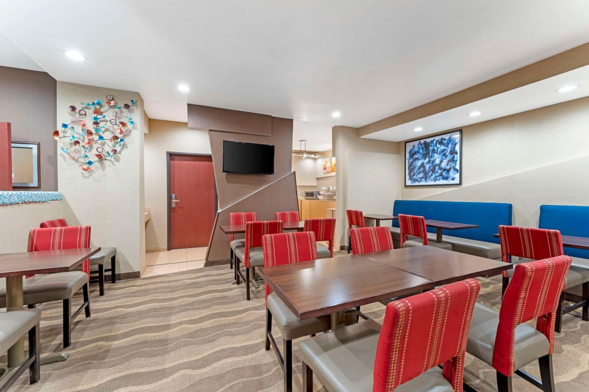 Comfort Suites Monaca Exterior photo