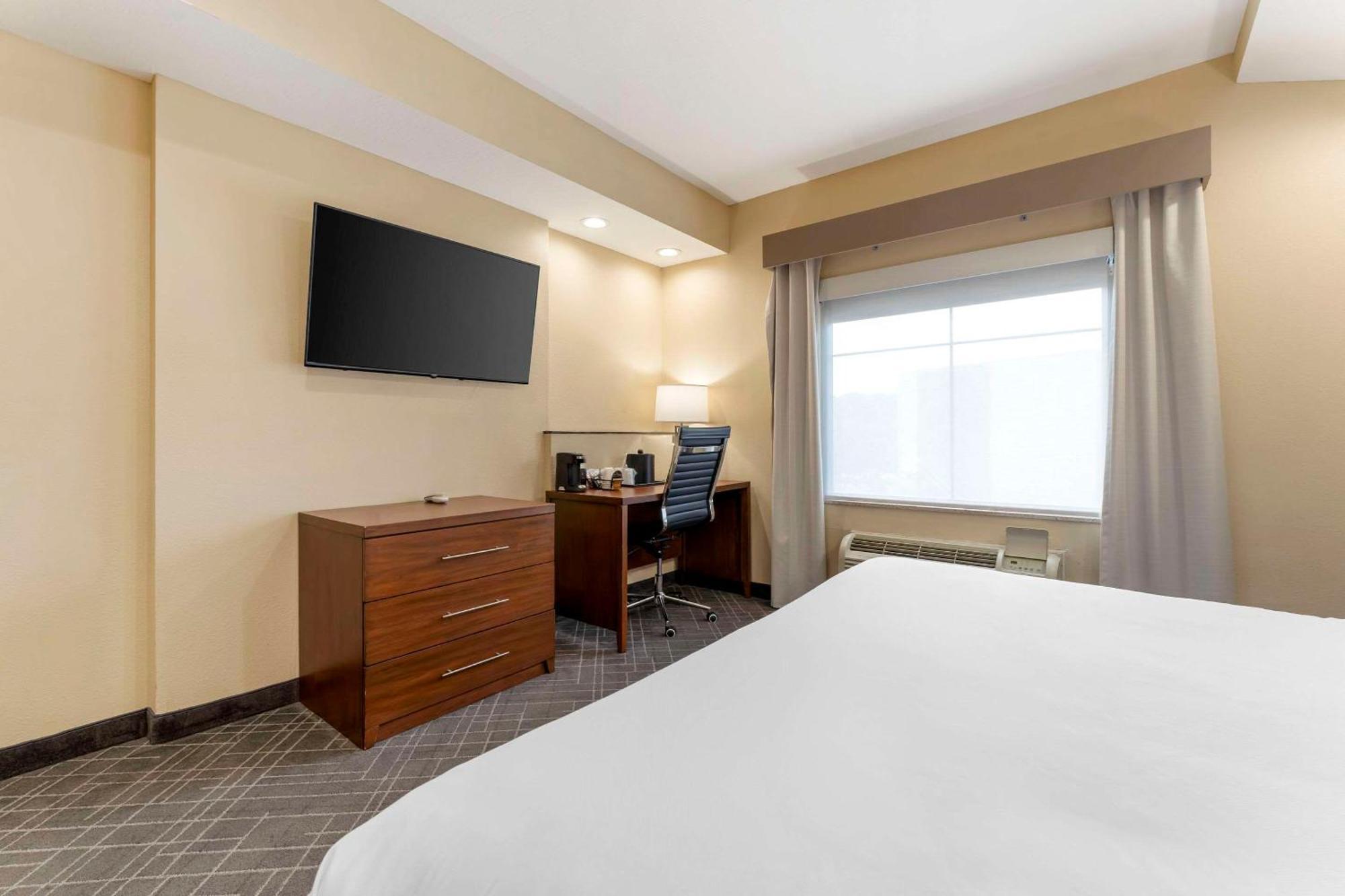 Comfort Suites Monaca Exterior photo